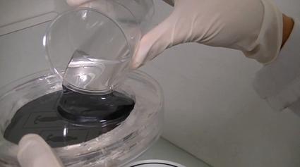 PDMS復(fù)制:在模具上澆注PDMS PDMS復(fù)制:在模具上澆注PDMS